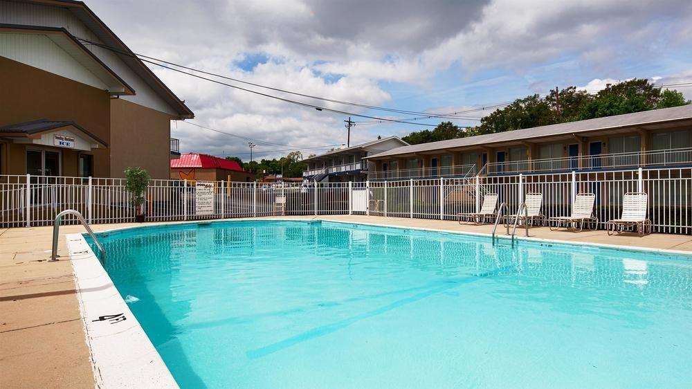 Days Inn By Wyndham Breezewood Exterior photo