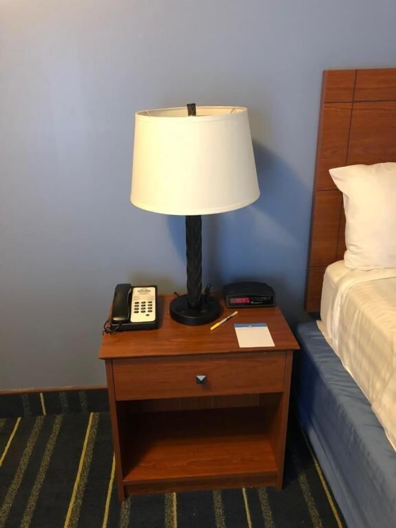 Days Inn By Wyndham Breezewood Exterior photo