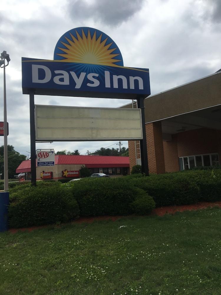 Days Inn By Wyndham Breezewood Exterior photo