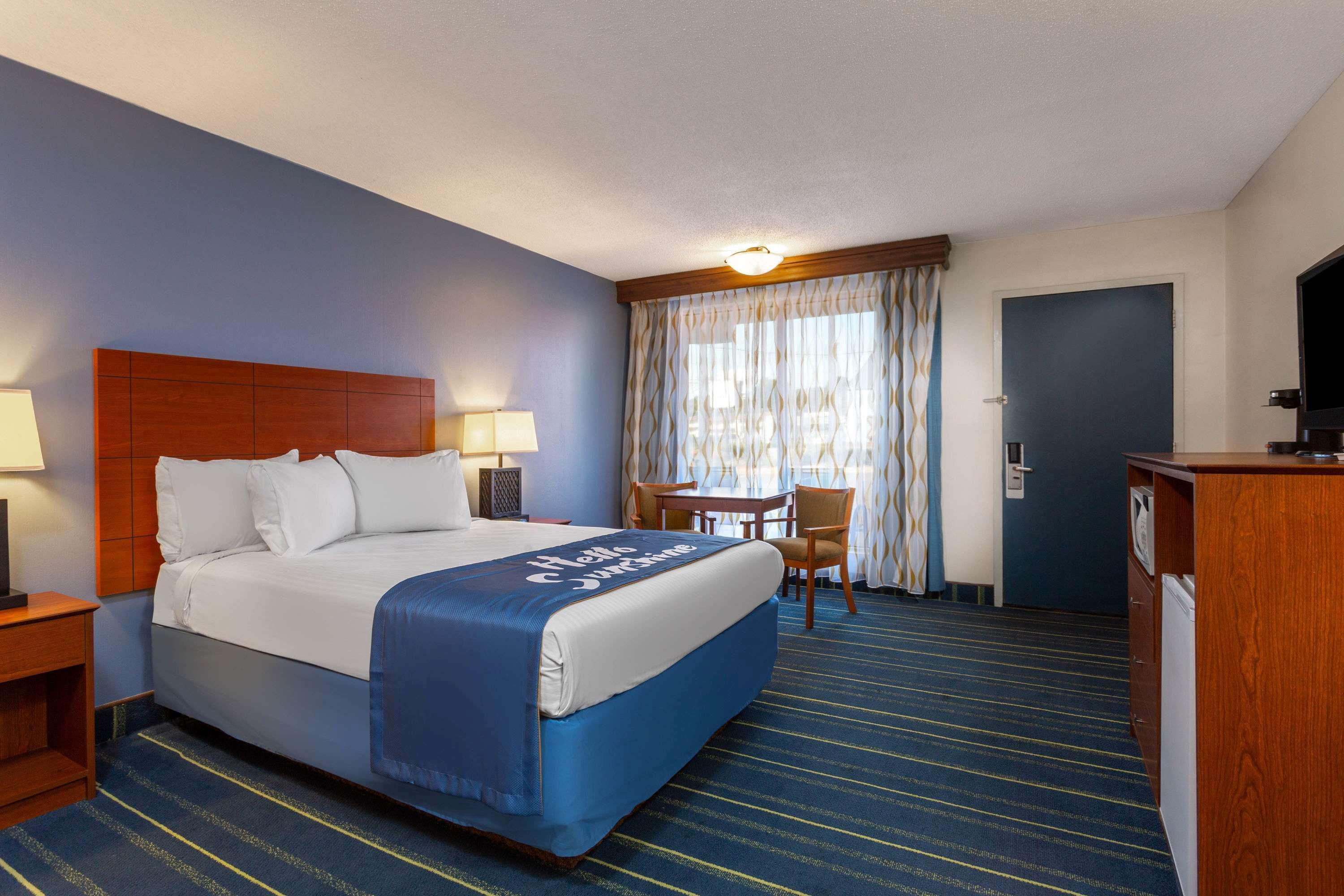 Days Inn By Wyndham Breezewood Exterior photo