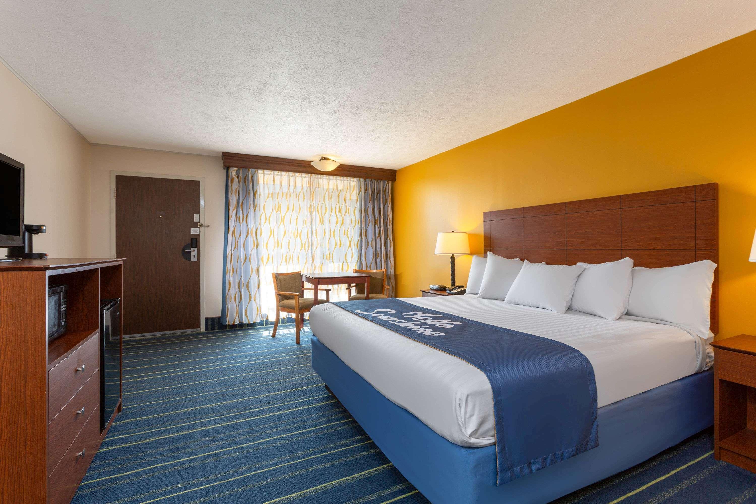 Days Inn By Wyndham Breezewood Exterior photo