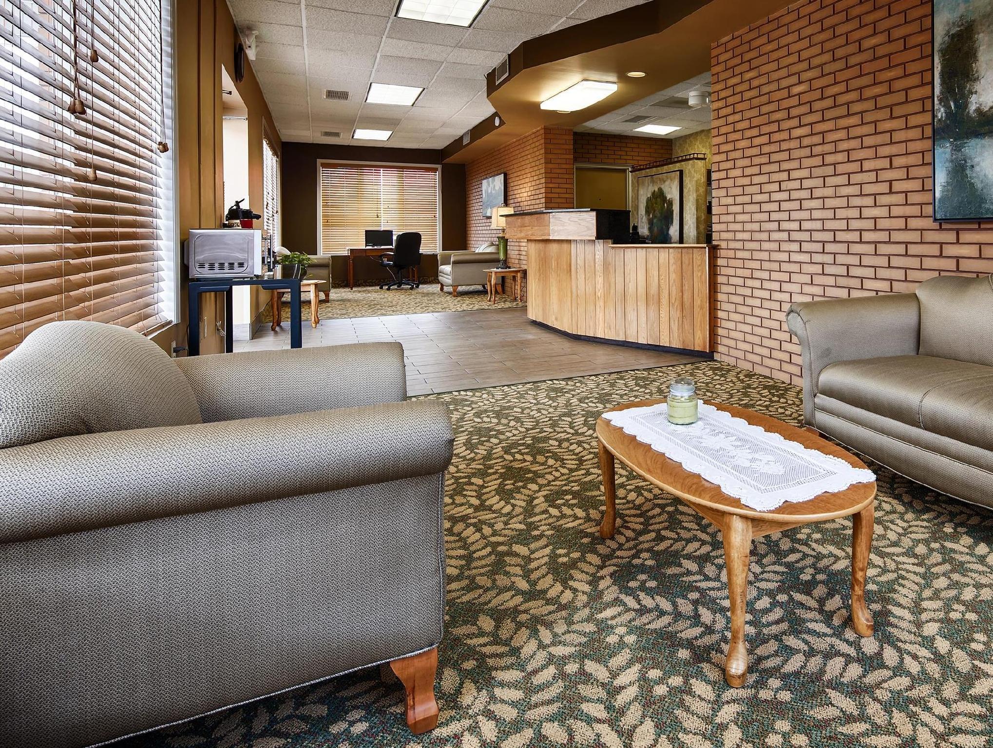 Days Inn By Wyndham Breezewood Exterior photo