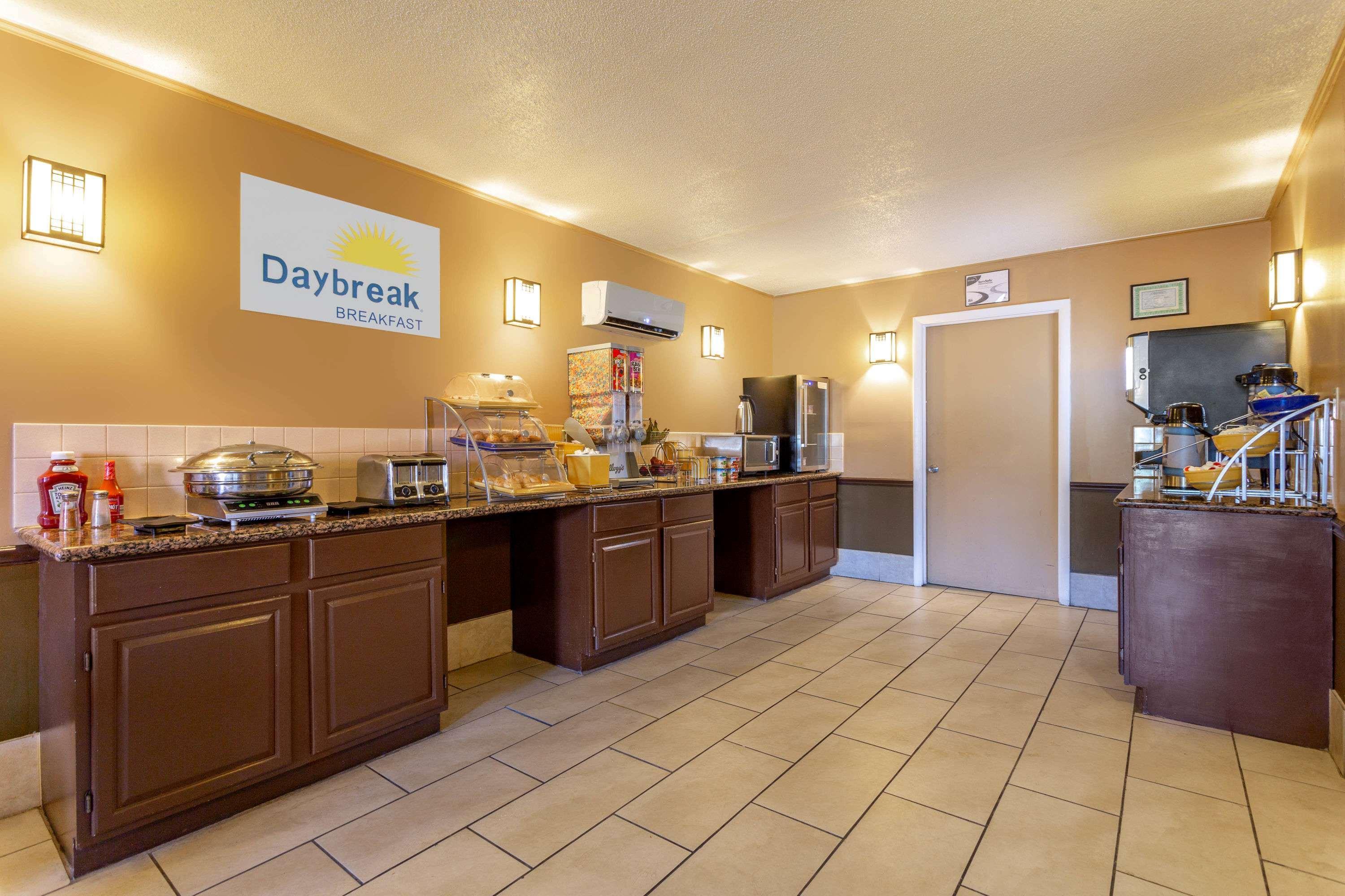 Days Inn By Wyndham Breezewood Exterior photo