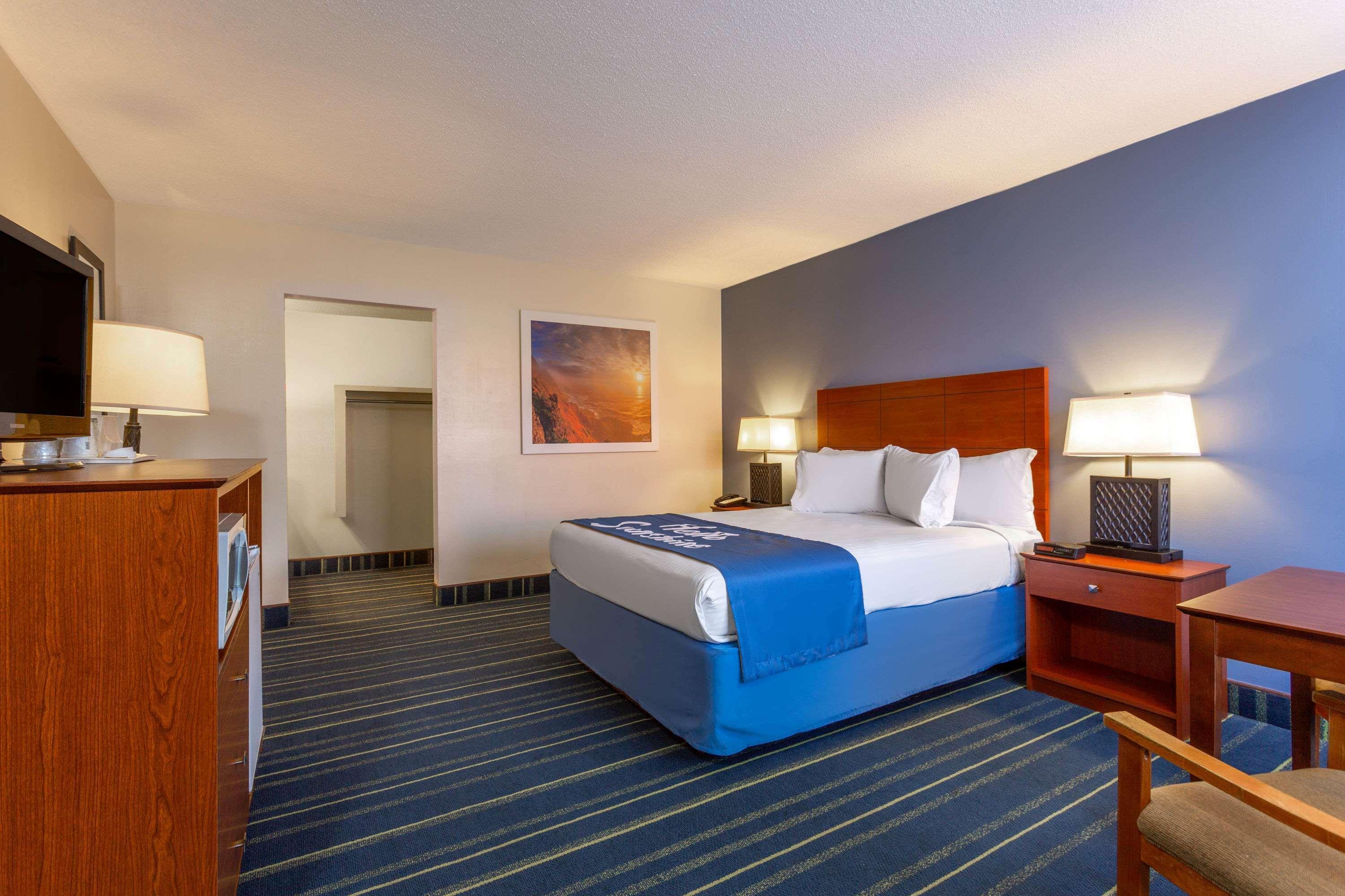 Days Inn By Wyndham Breezewood Exterior photo