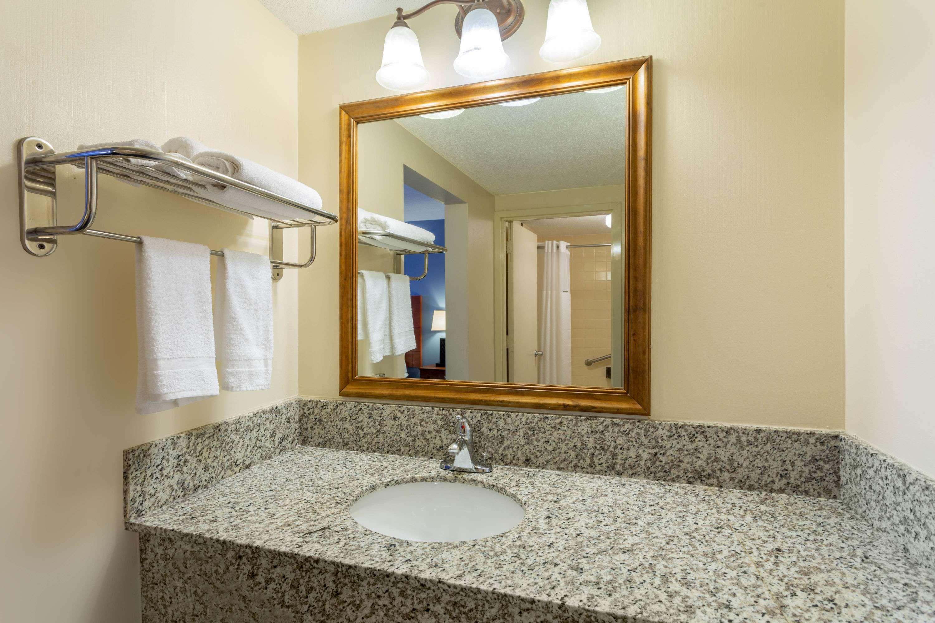 Days Inn By Wyndham Breezewood Exterior photo