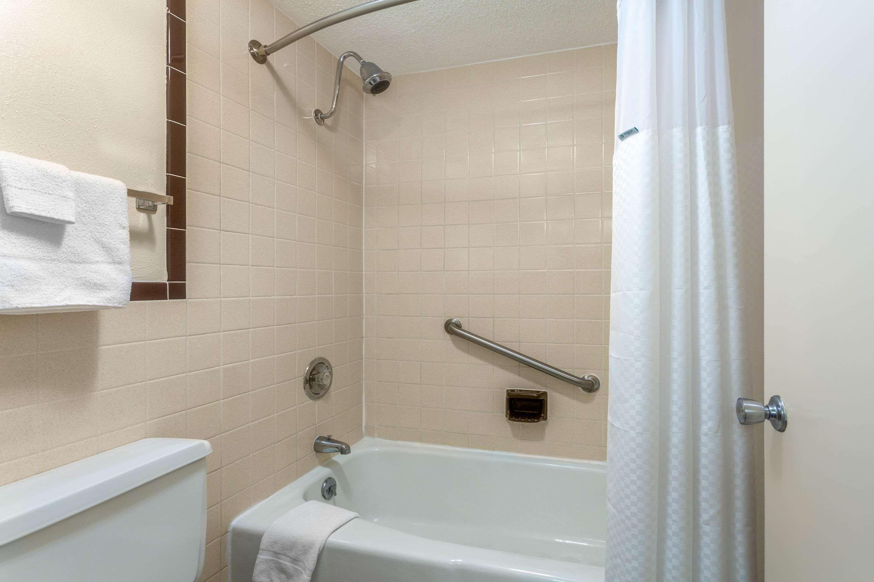 Days Inn By Wyndham Breezewood Exterior photo