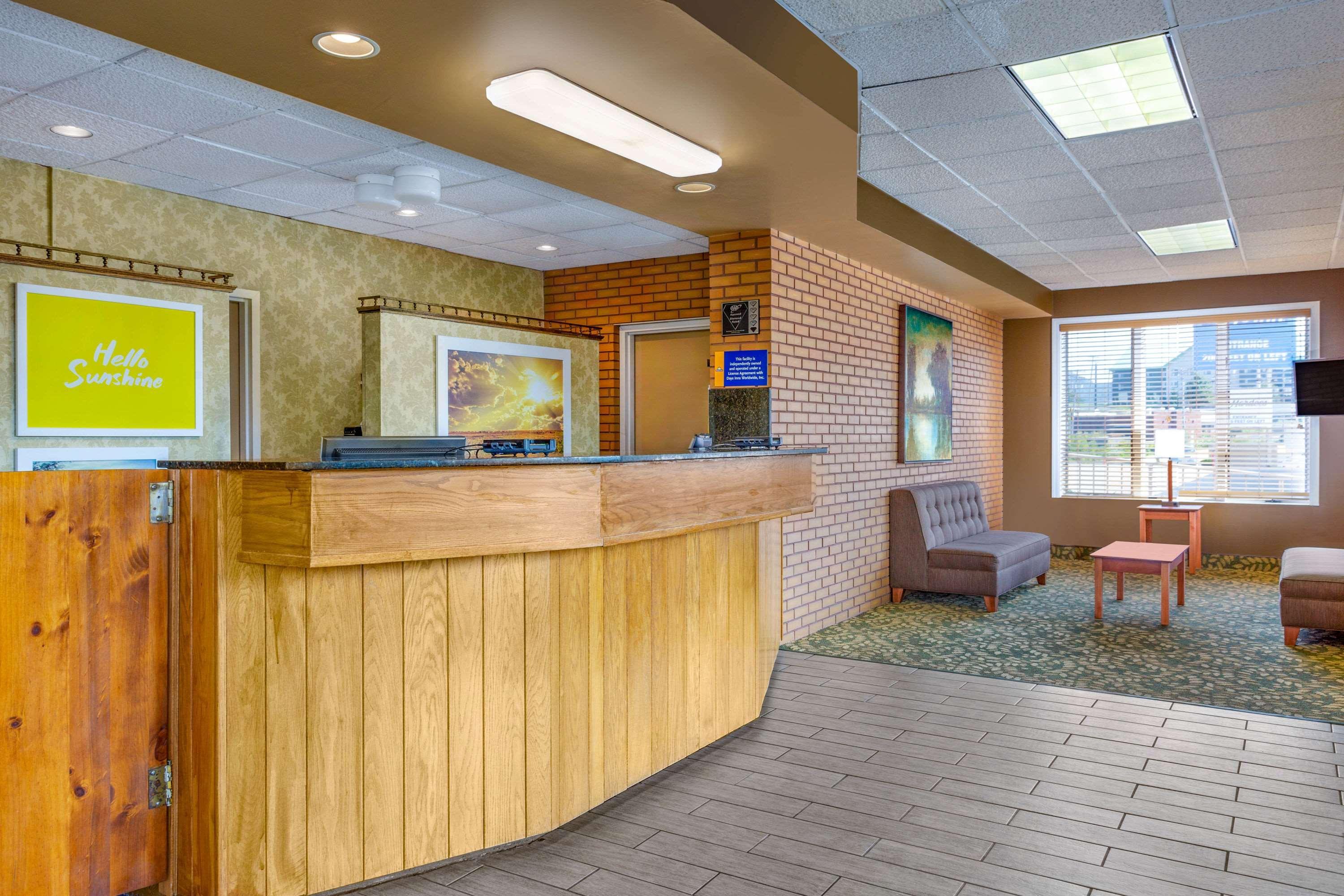 Days Inn By Wyndham Breezewood Exterior photo