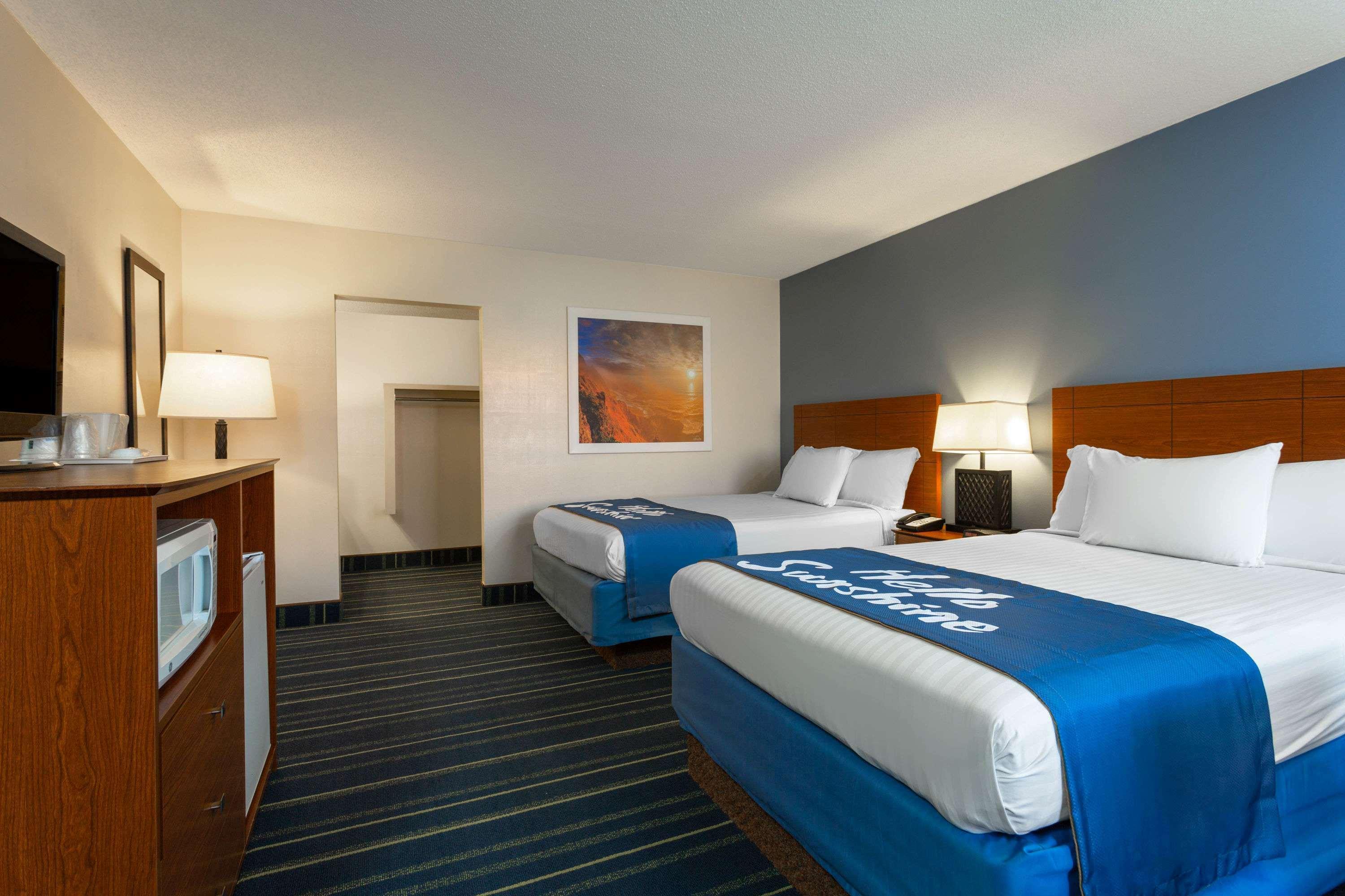 Days Inn By Wyndham Breezewood Exterior photo
