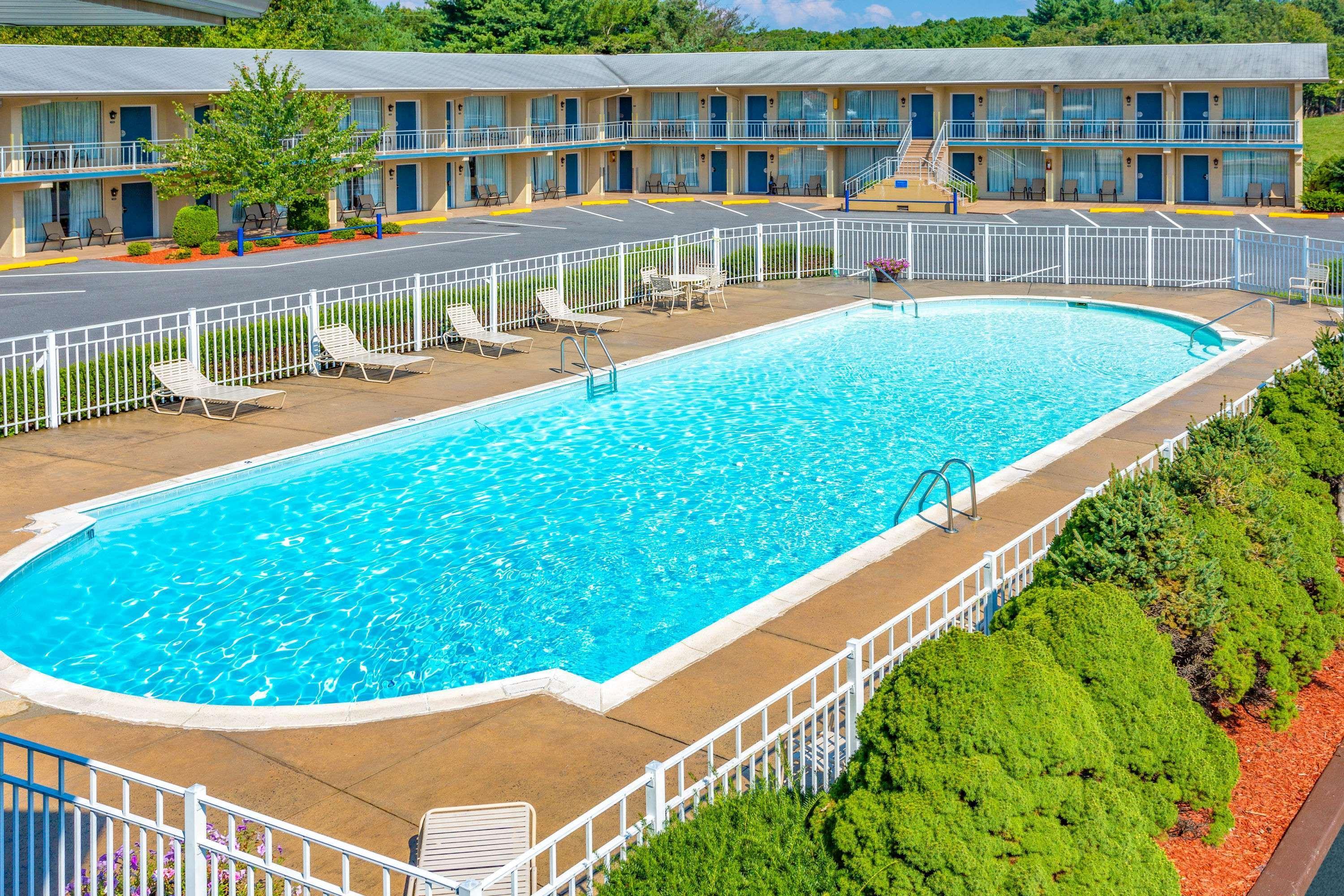 Days Inn By Wyndham Breezewood Exterior photo
