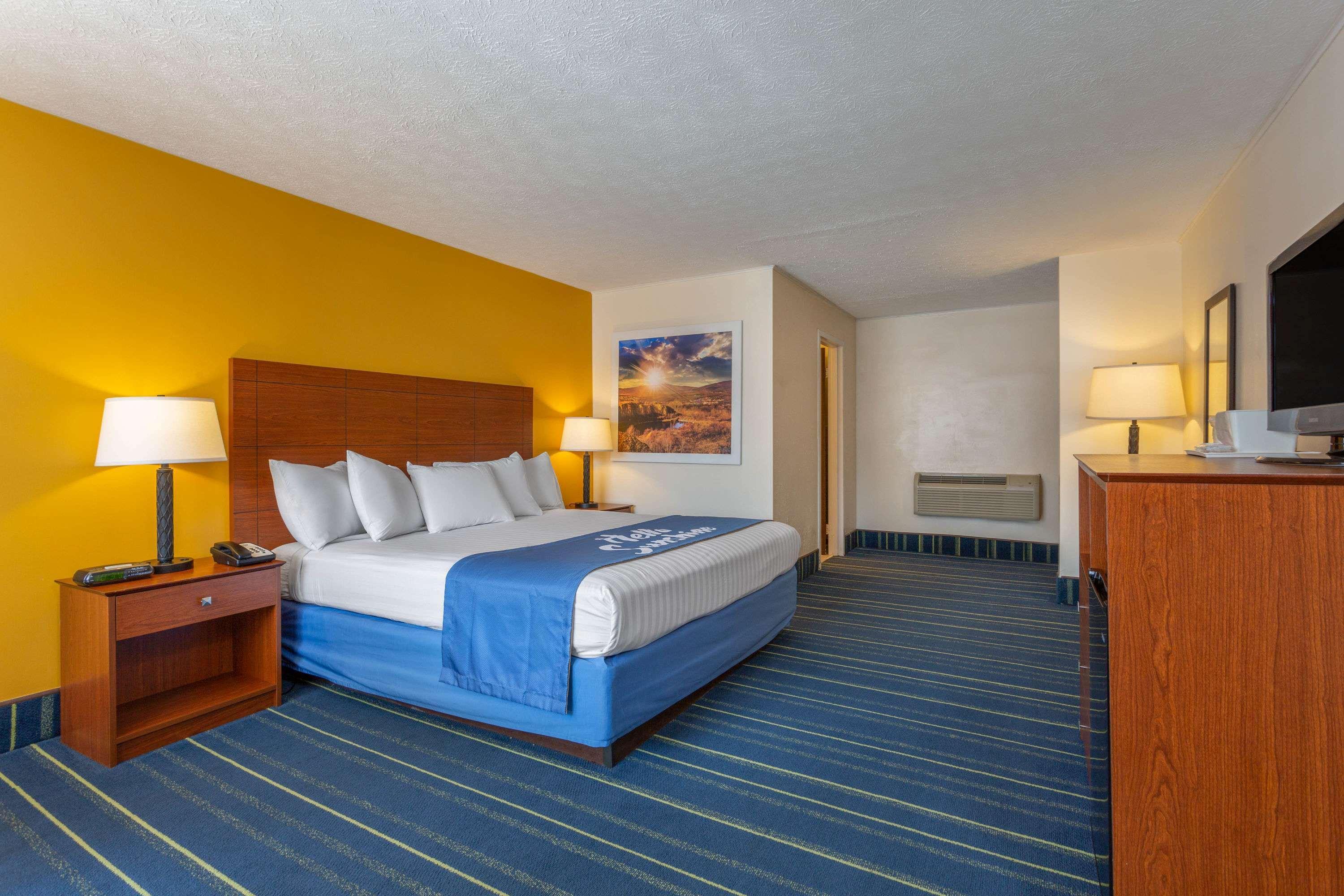 Days Inn By Wyndham Breezewood Exterior photo