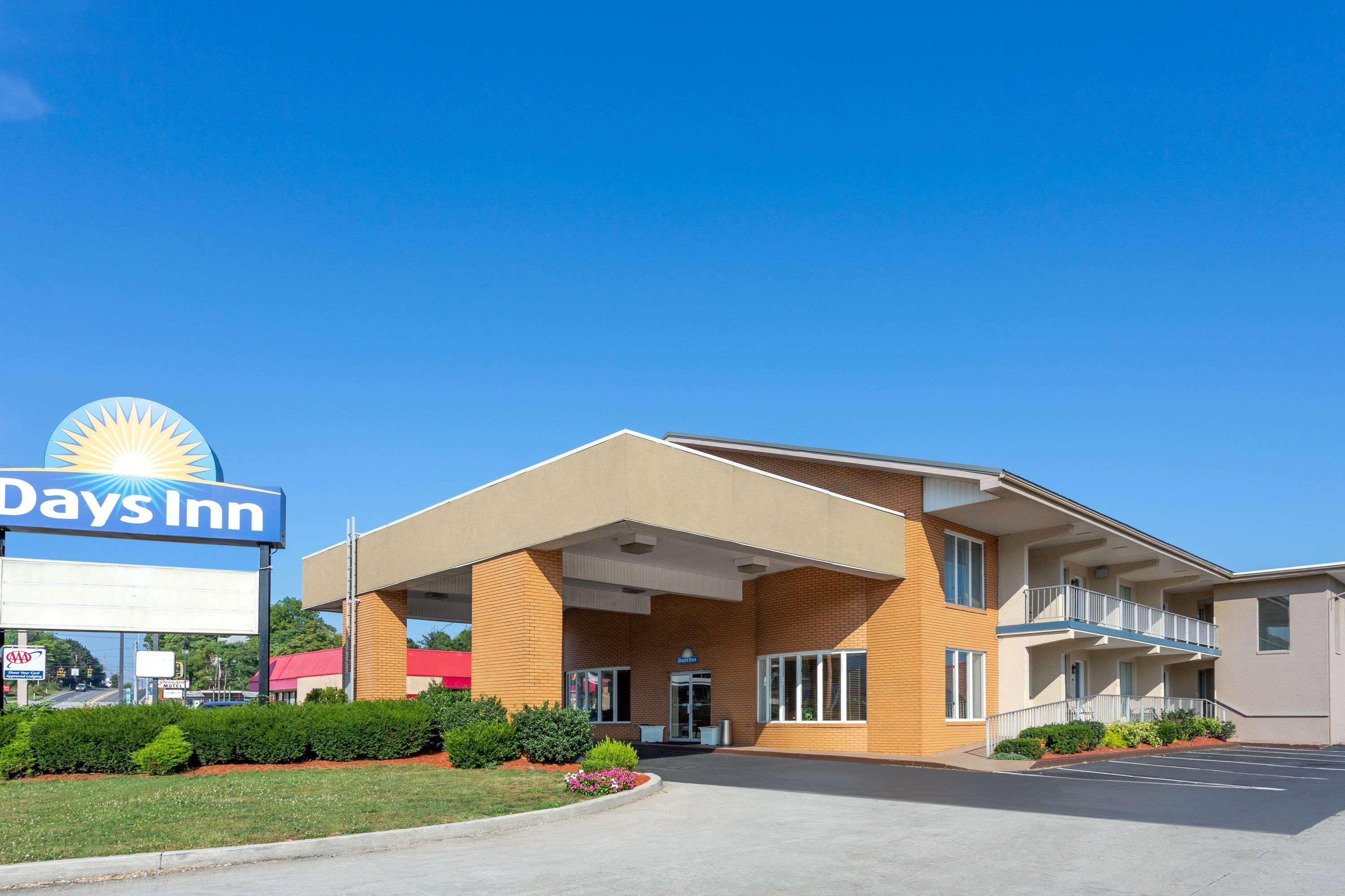 Days Inn By Wyndham Breezewood Exterior photo