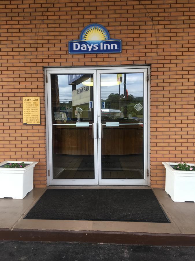 Days Inn By Wyndham Breezewood Exterior photo