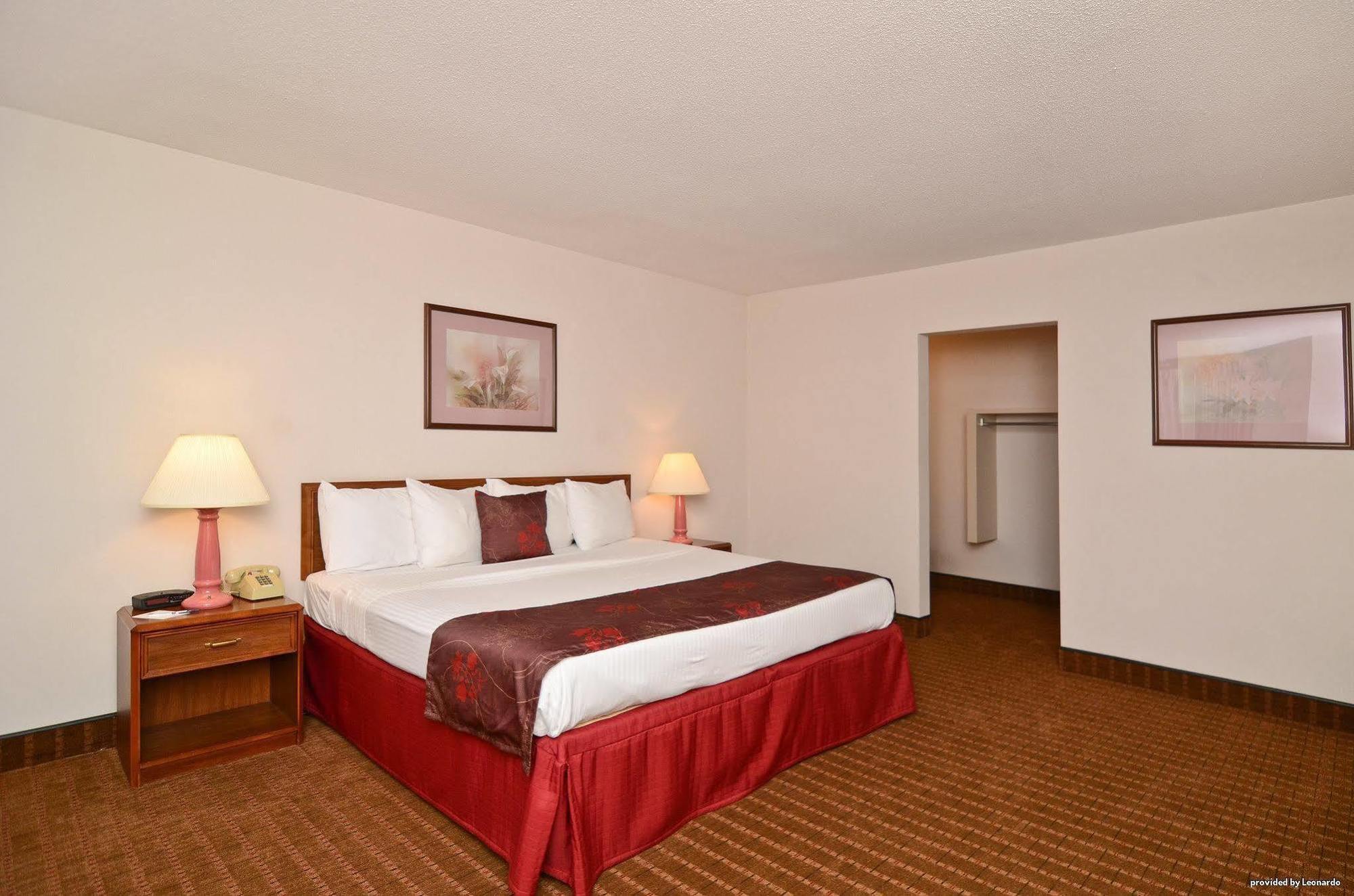 Days Inn By Wyndham Breezewood Exterior photo