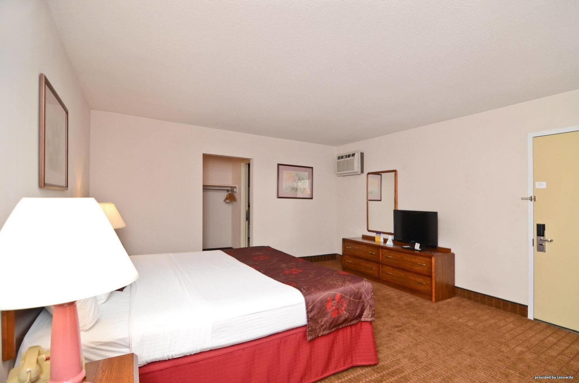 Days Inn By Wyndham Breezewood Exterior photo