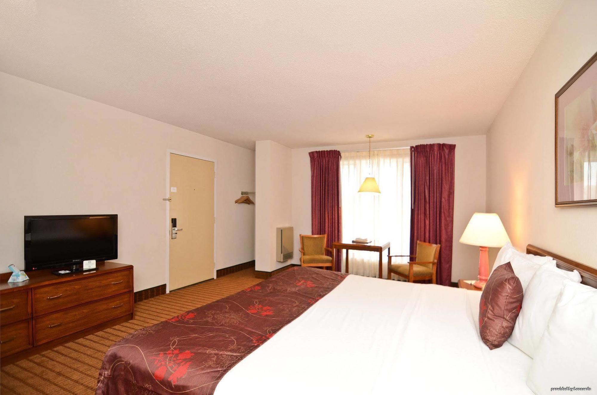 Days Inn By Wyndham Breezewood Exterior photo