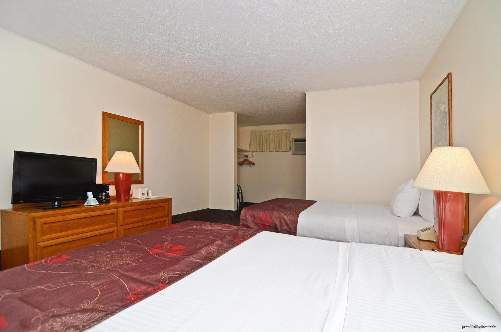 Days Inn By Wyndham Breezewood Exterior photo