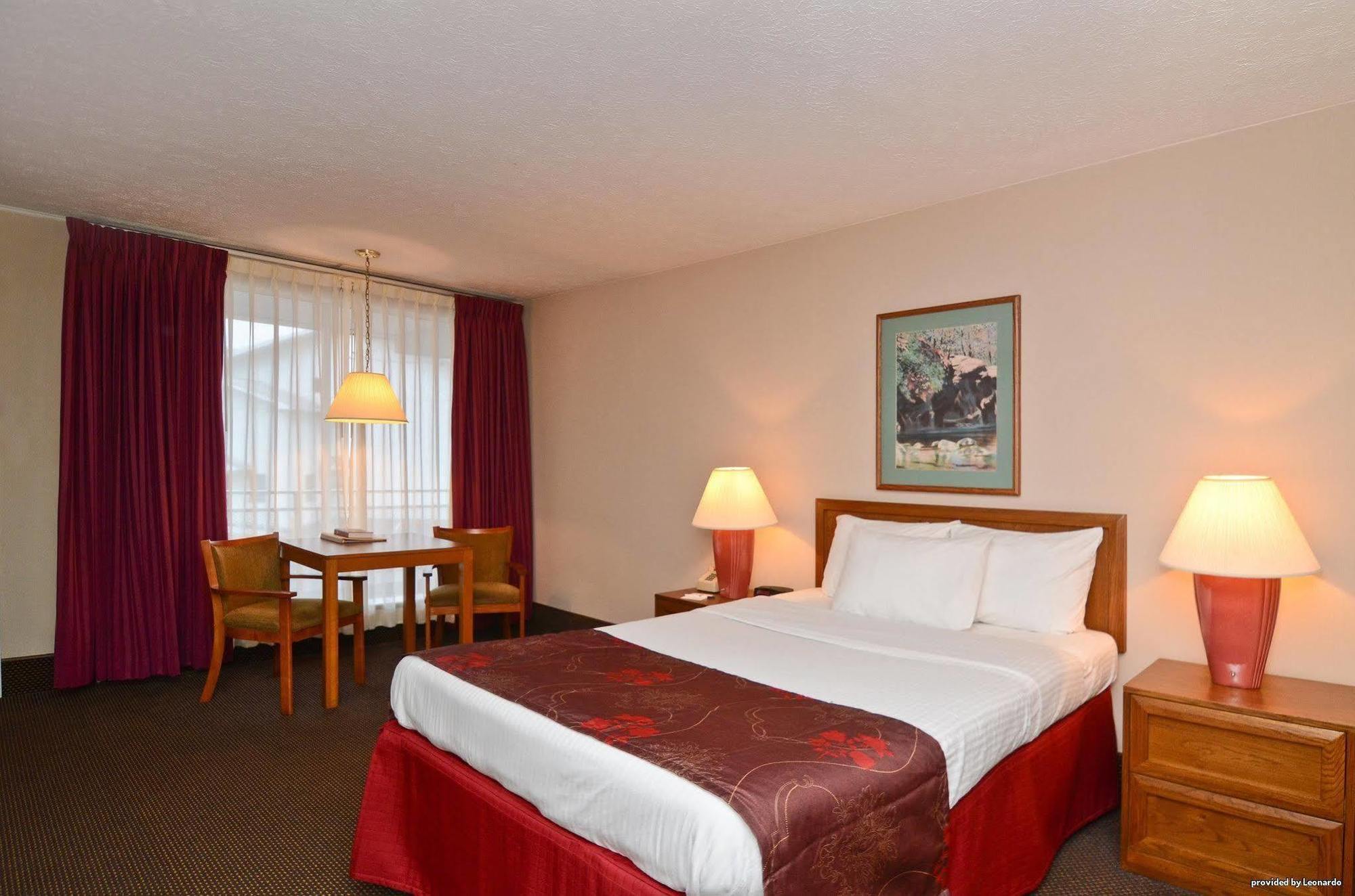 Days Inn By Wyndham Breezewood Exterior photo