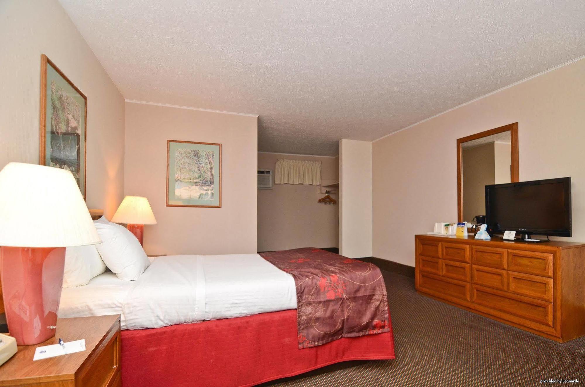 Days Inn By Wyndham Breezewood Exterior photo