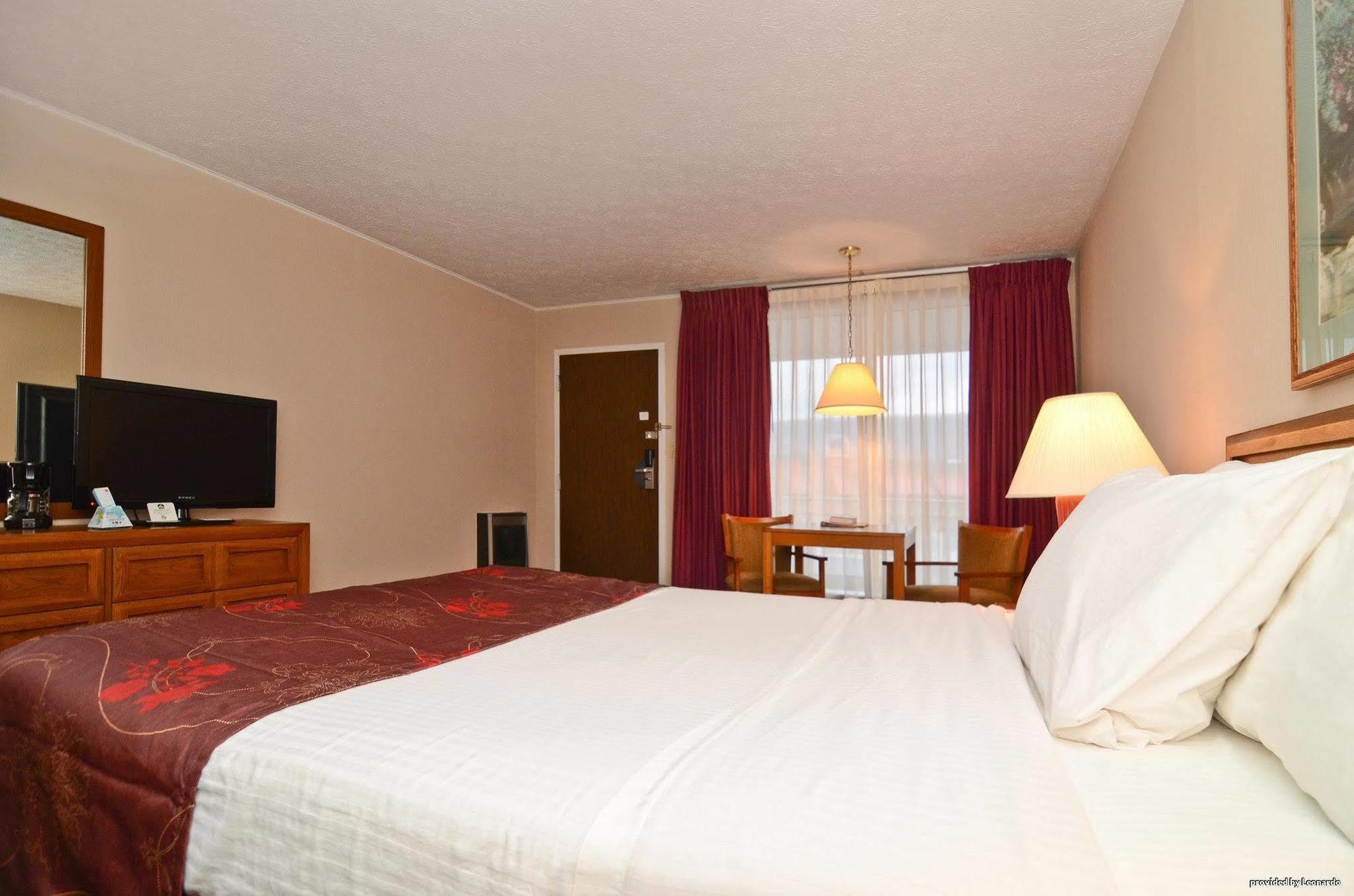 Days Inn By Wyndham Breezewood Exterior photo