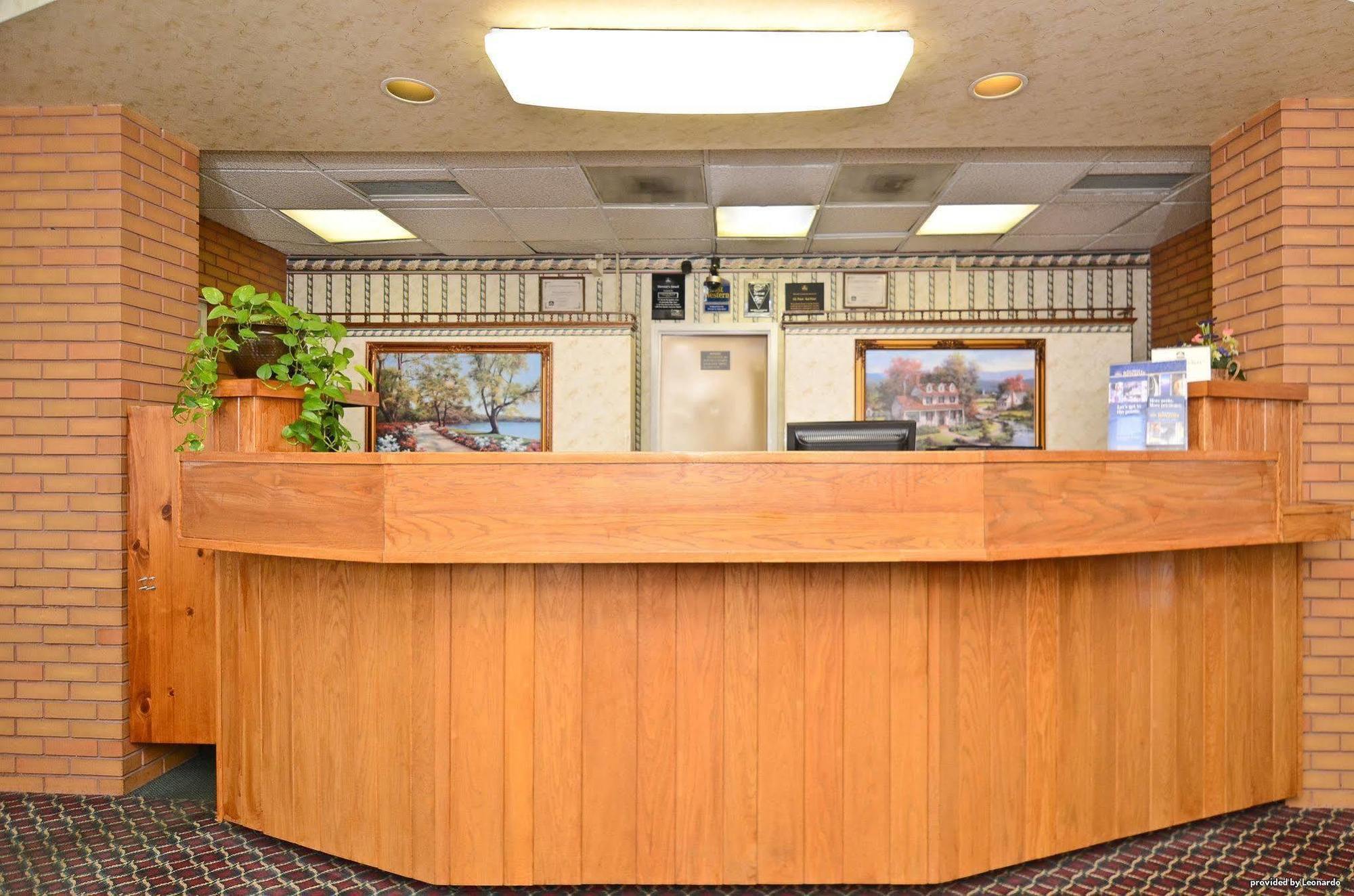 Days Inn By Wyndham Breezewood Exterior photo