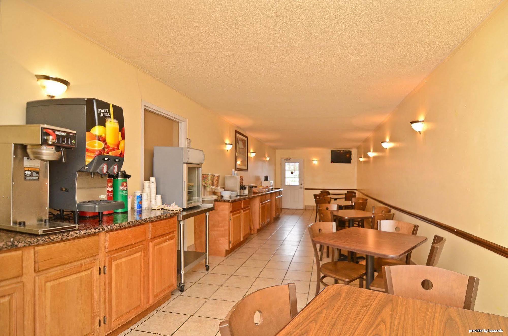 Days Inn By Wyndham Breezewood Exterior photo