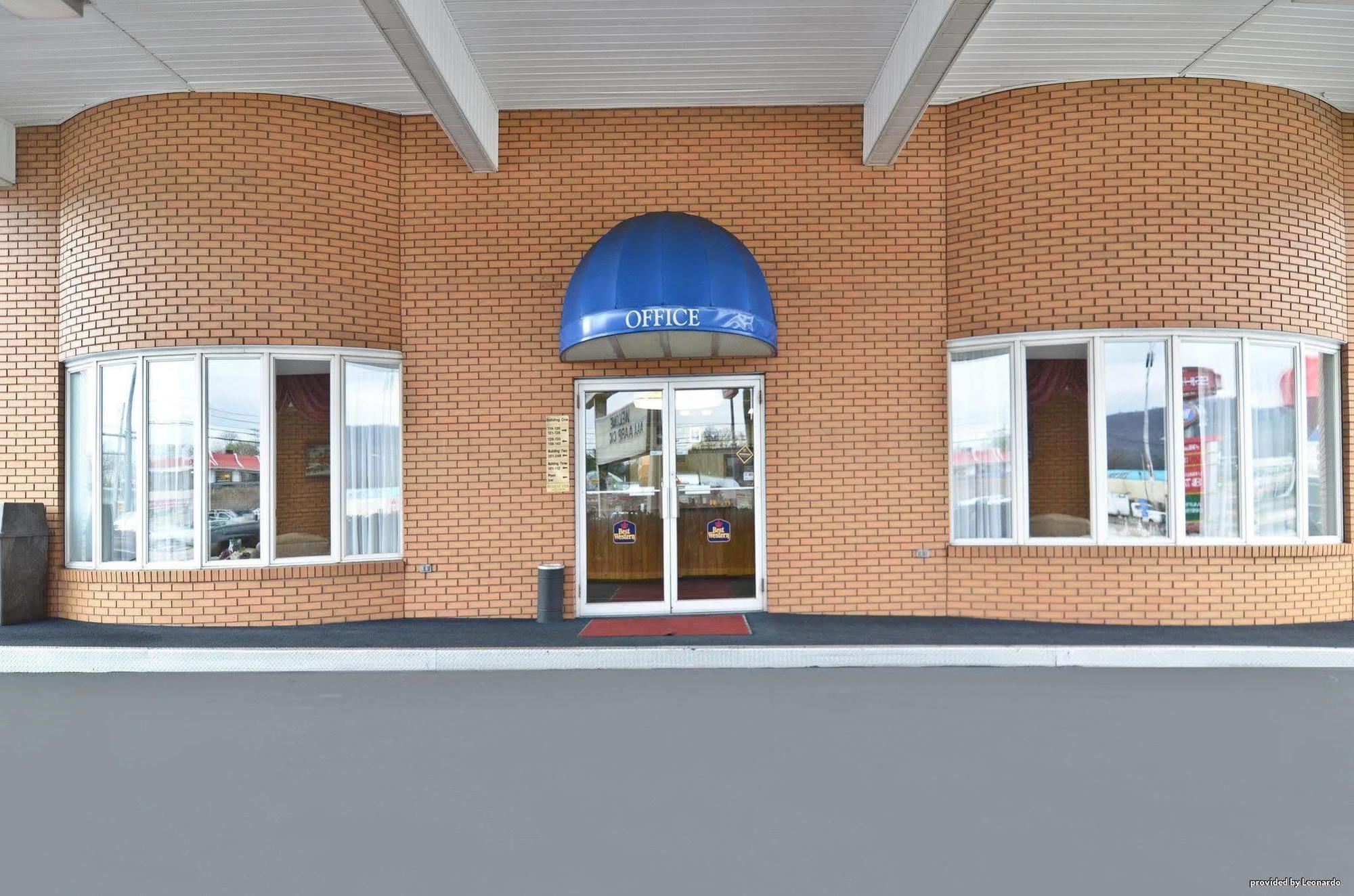 Days Inn By Wyndham Breezewood Exterior photo