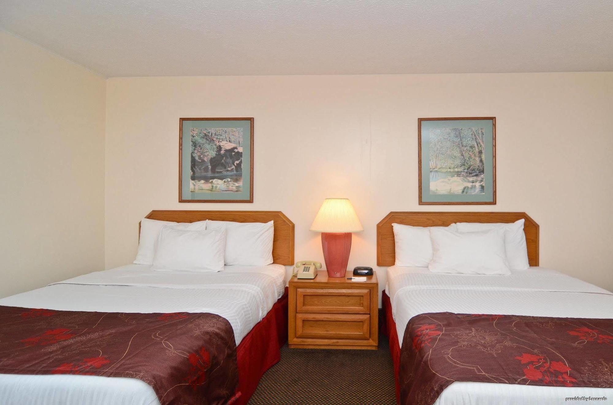 Days Inn By Wyndham Breezewood Exterior photo