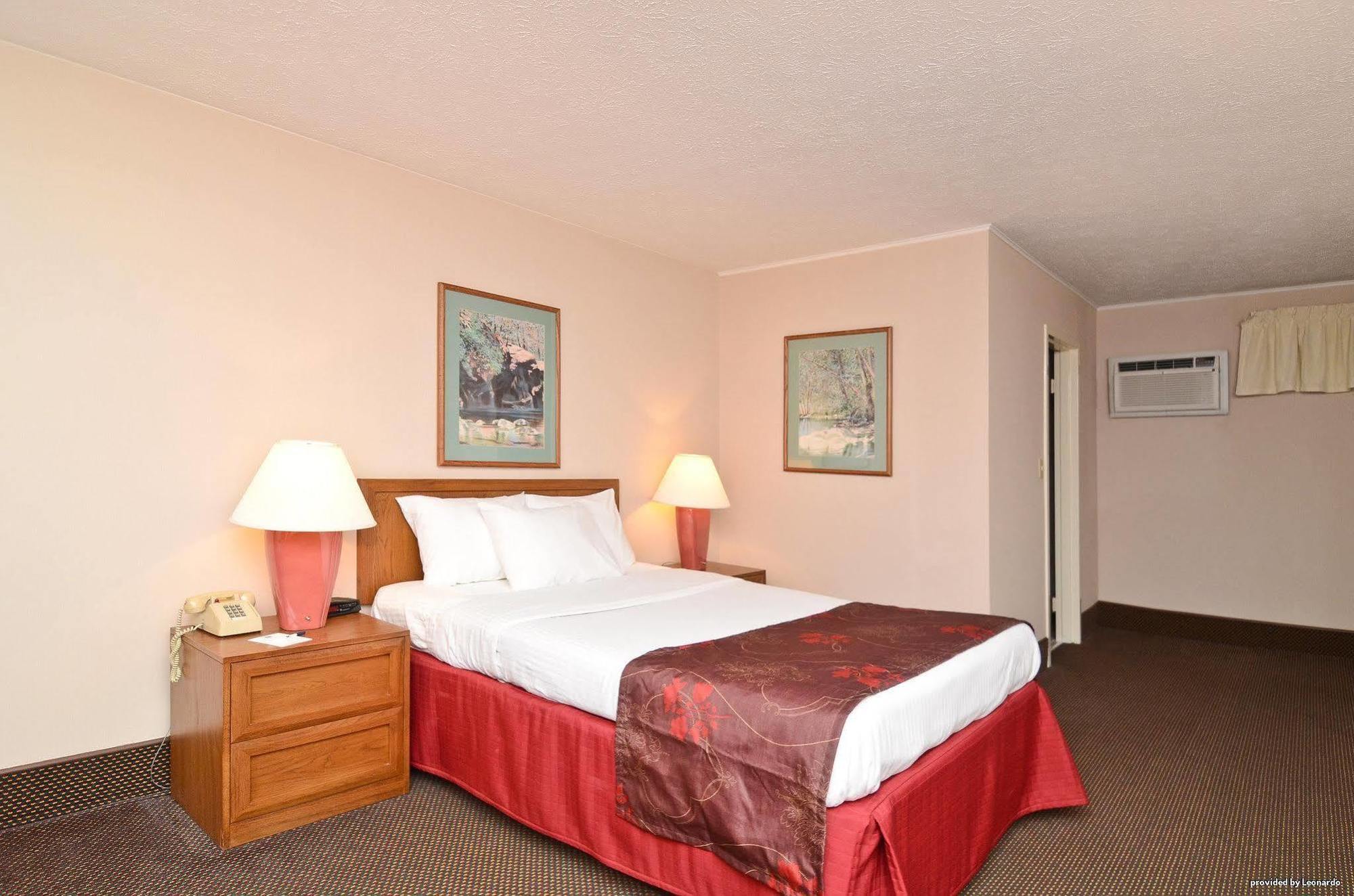 Days Inn By Wyndham Breezewood Exterior photo