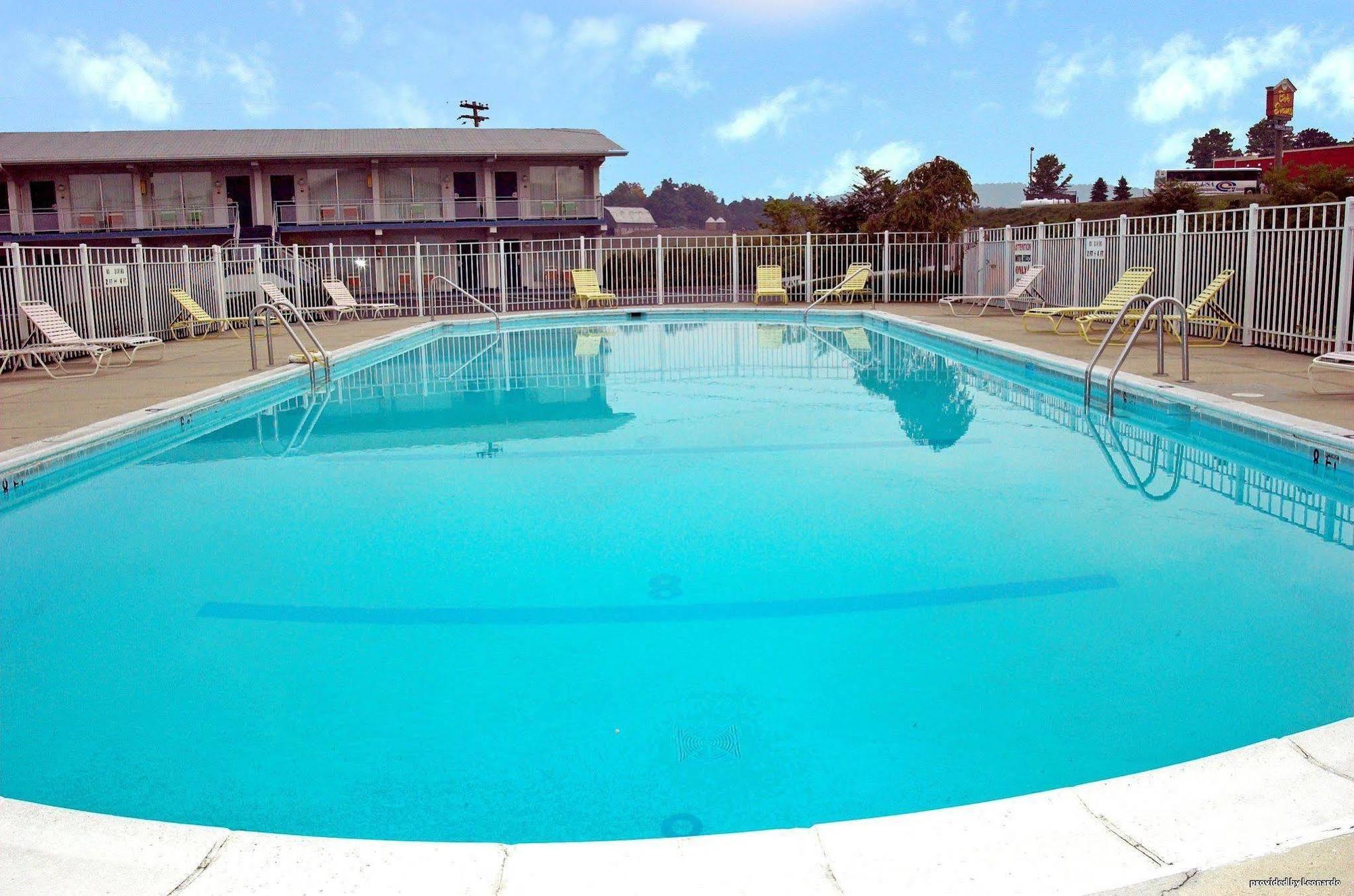 Days Inn By Wyndham Breezewood Exterior photo