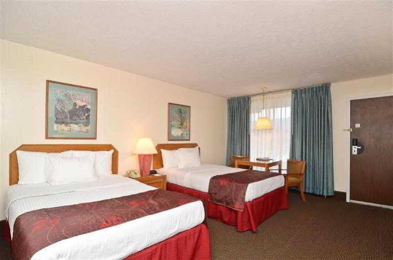Days Inn By Wyndham Breezewood Exterior photo