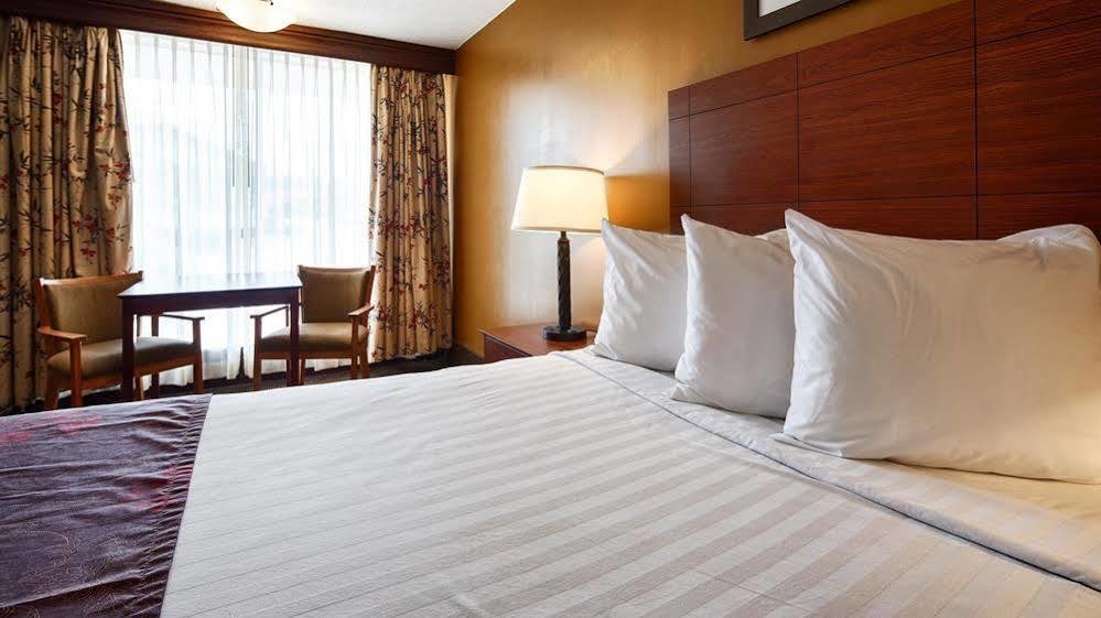 Days Inn By Wyndham Breezewood Exterior photo